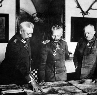 Paul von Hindenburg, cesarz Wilhelm II, Erich Ludendorff w siedzibie Sztabu Generalnego, styczeń, 1917
