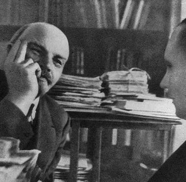 Włodzimierz Lenin w swoim biurze na Kremlu podczas rozmowy z brytyjskim pisarzem Herbertem George Wellsem