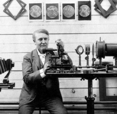 Słynny przedsiębiorca i wynalazca Thomas Alva Edison w swoim laboratorium