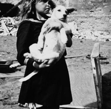 Mała dziewczynka w ruinach zniszczonej przez Niemców W-wie, 1939