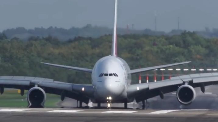 Airbus A380 ląduje podczas huraganu Ksawery, Niemcy. Naprawdę było gorąco (wideo)