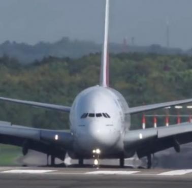 Airbus A380 ląduje podczas huraganu Ksawery, Niemcy. Naprawdę było gorąco (wideo)