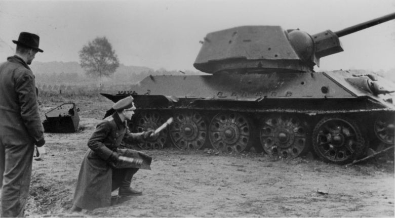 Oficer Wehrmachtu uczy członków Volkssturmu (pol. Szturm ludowy) jak walczyć z sowieckimi czołgami, listopad 1944
