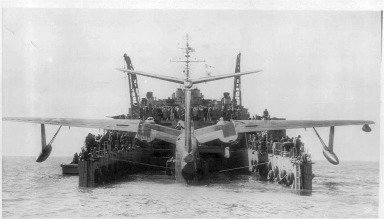 Martin P5M Marlin - dwusilnikowy ciężki samolot amfibia dokuje do okrętu desantowego USS Ashland, luty 1957