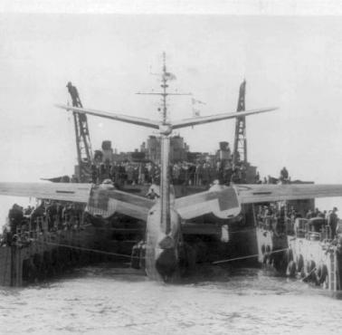 Martin P5M Marlin - dwusilnikowy ciężki samolot amfibia dokuje do okrętu desantowego USS Ashland, luty 1957