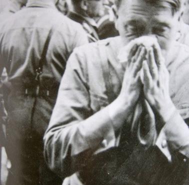 Kanclerz Adolf Hitler wyciera nos, 1935