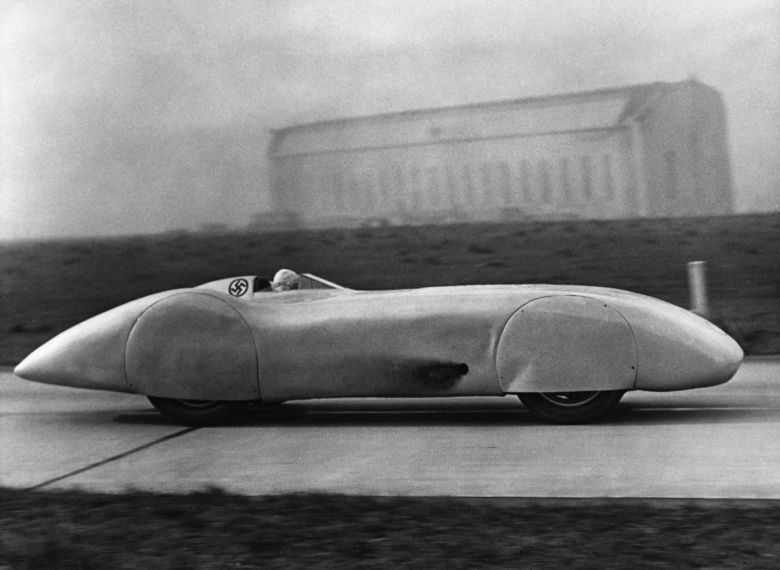 R.Caracciola w Mercedesie-Benz W125 Rekordwagen podczas ustanawiania rekordu prędkości na drodze publicznej (432.7 km/h), 1938