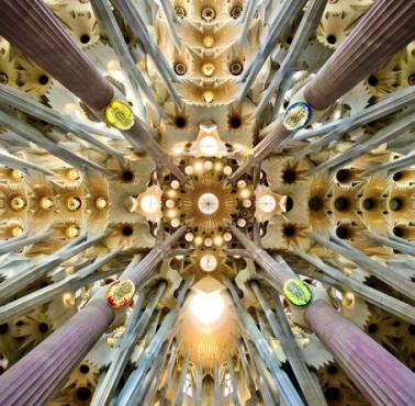 Wnętrze barcelońskiego kościoła Sagrada Familia