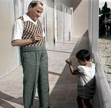 Założyciel nowoczesnego państwa tureckiego Mustafa Kemal Atatürk z adoptowaną córką Ulku, 1936