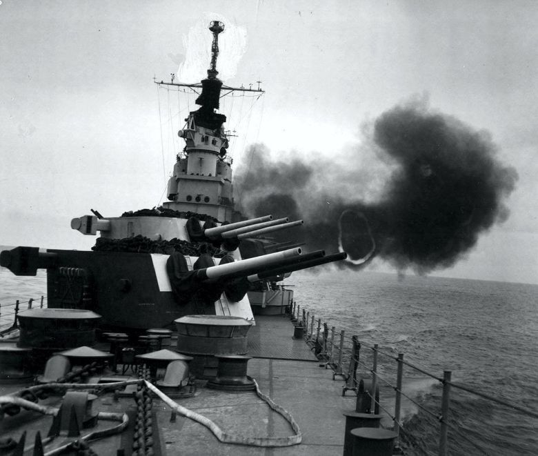Krążownik USS Miami podczas oddawania salwy w Bitwie o Peleliu, 1944