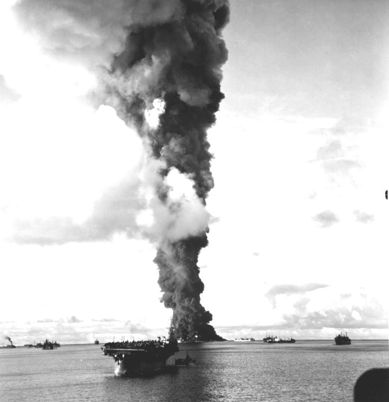 Płonie trafiony przez japońską torpedę tankowiec US Navy - USS Mississinewa, 1944