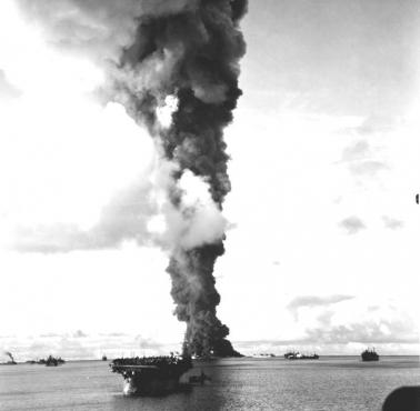 Płonie trafiony przez japońską torpedę tankowiec US Navy - USS Mississinewa, 1944