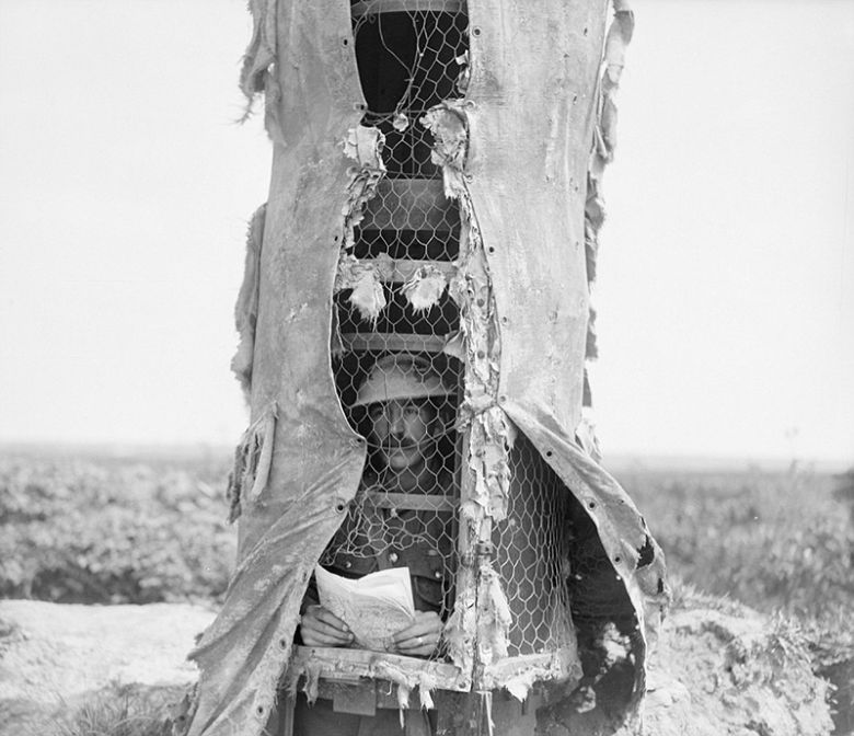 Brytyjski żołnierz w punkcie obserwacyjnym - sztucznym drzewie, Souchez, Francja, 1918 