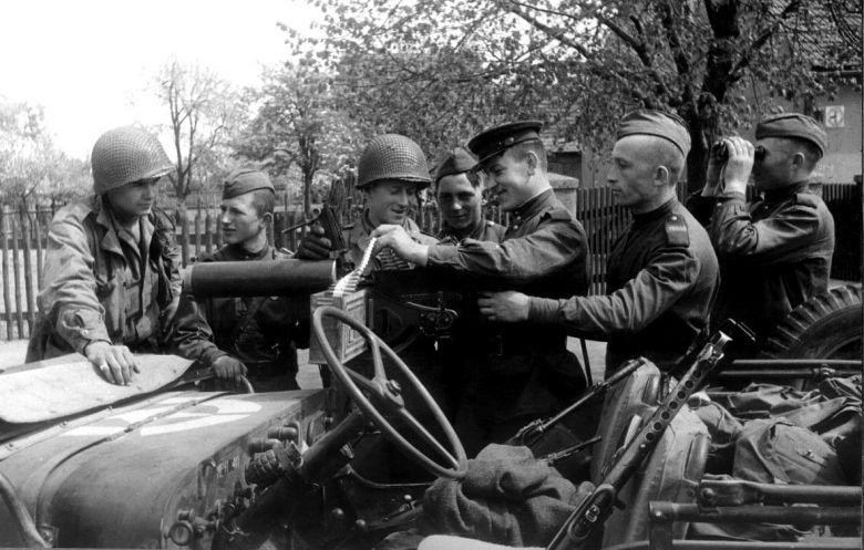 Spotkanie wojsk sowieckich i amerykańskich na Łabie. Na zdjęciu widoczny karabin M1917 Browning zamontowany na Jeepie, 1945