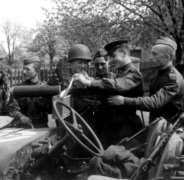 Spotkanie wojsk sowieckich i amerykańskich na Łabie. Na zdjęciu widoczny karabin M1917 Browning zamontowany na Jeepie, 1945