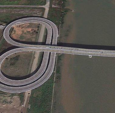 Most pomiędzy Chinami i Makau, który przełącza samochody z ruchu lewostronnego (Makau) na obowiązujący w Chinach prawostronny