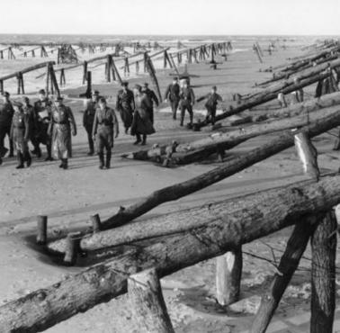 Feldmarszałek Erwin Rommel podczas inspekcji Wału Atlantyckiego, Plaża Normandzka, 1944