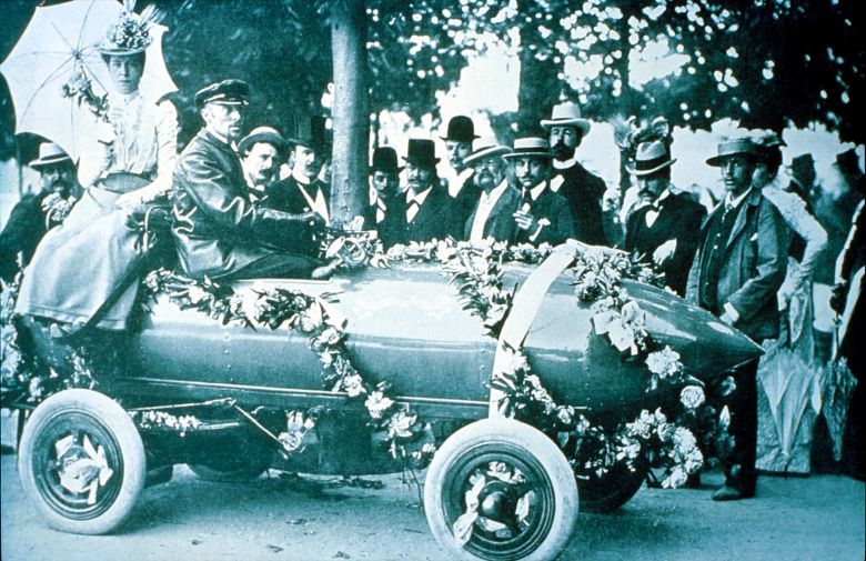 La Jamais Contente, pierwszy na świecie pojazd, który przekroczył prędkość 100 km/h, warto dodać, że był to samochód elektryczny