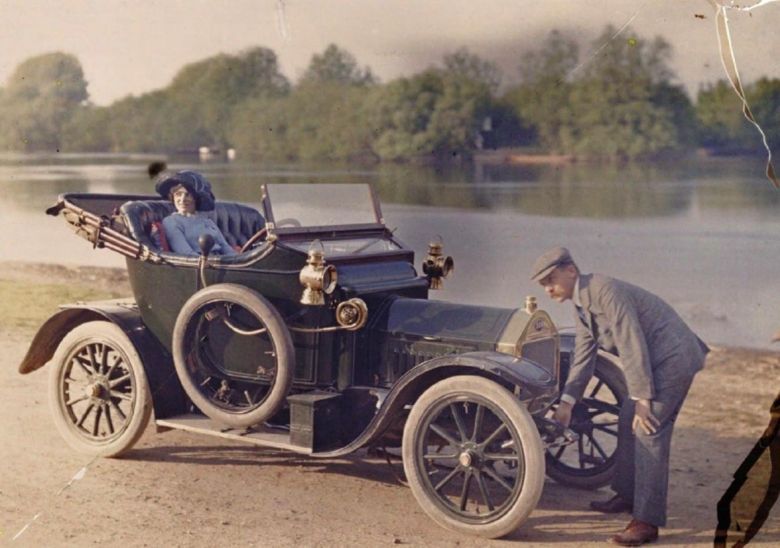 Para podczas przejażdżki samochodowej, Wielka Brytania, 1910