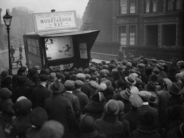 Londyńczycy podczas pokazu najnowszego filmu Walta Disneya - Mickey Mouse z 1931 roku