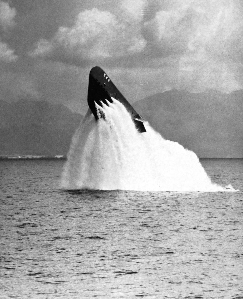 USS Pickerel (SS-524), okręt podwodny klasy Tench podczas prób u wybrzeży Hawajów, 1952