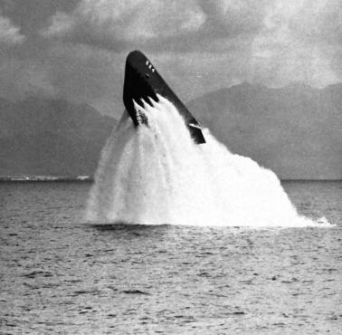 USS Pickerel (SS-524), okręt podwodny klasy Tench podczas prób u wybrzeży Hawajów, 1952