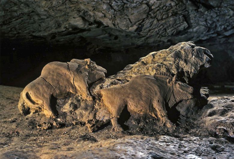 Rzeźby bizonów, których wiek szacuje się na 14000 lat, jaskinia Le Tuc d'Audoubert, Ariege, Francja