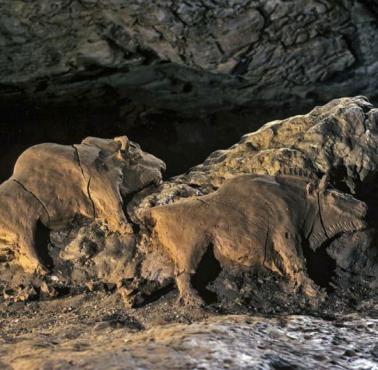 Rzeźby bizonów, których wiek szacuje się na 14000 lat, jaskinia Le Tuc d'Audoubert, Ariege, Francja