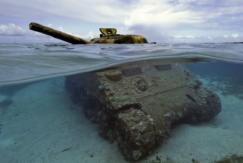 Dobrze zachowany amerykański czołg Sherman z czasów Bitwy o Saipan w 1944 roku
