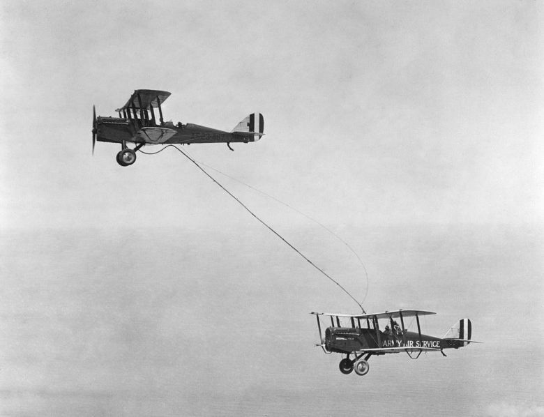 Piloci Lowell H. Smith i John P. Richter po raz pierwszy na świecie tankują w powietrzu, 27 czerwca 1923