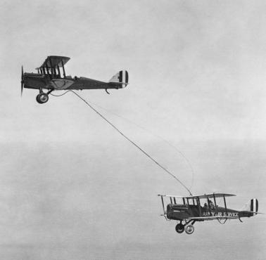 Piloci Lowell H. Smith i John P. Richter po raz pierwszy na świecie tankują w powietrzu, 27 czerwca 1923