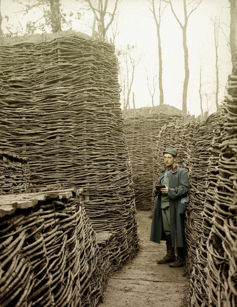 Austriacki żołnierz w drewnianych okopach, I wojna światowej, Europa Wschodnia, 1915