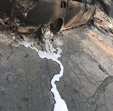 Roztopiona w wyniku pożaru aluminiowa felga, Kenwood, Kalifornia