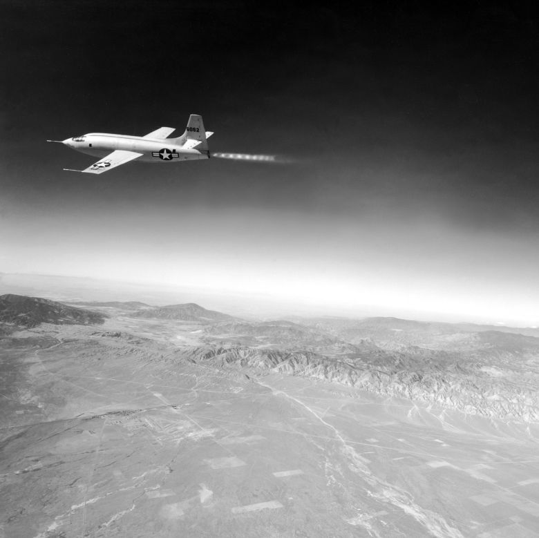 Kapitan Chuck Yeager z USAF przełamuje barierę dźwięku w samolocie Bell X-1 nazwanym na cześć swojej żony Glamorous Glennis