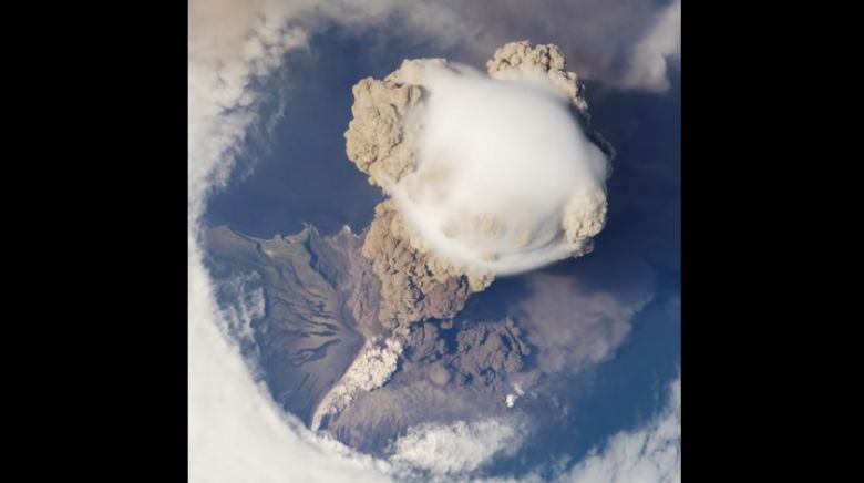 Erupcja wulkanu Saryczewa w archipelagu Kuryli, film wykonano z pokładu stacji kosmicznej ISS, 2009 (wideo HD)