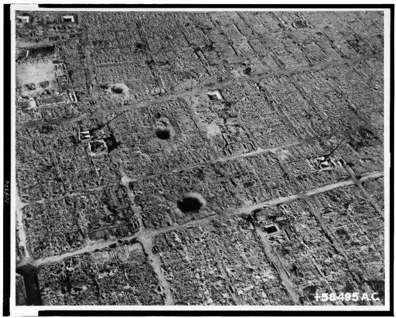 Centrum Osaki (drugie co do wielkości miasto Japonii) po amerykańskim bombardowaniu dywanowym, 1945