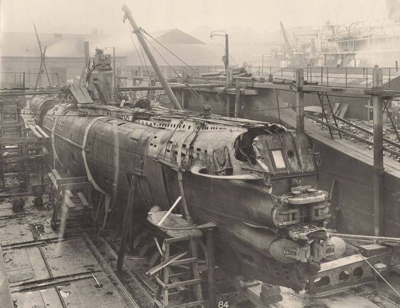 Niemiecki okręt podwodny SM U-110 w suchym doku, 1918