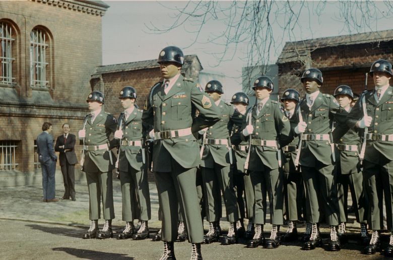Amerykańscy strażnicy podczas musztry w więzieniu Spandau, Berlin, 1983