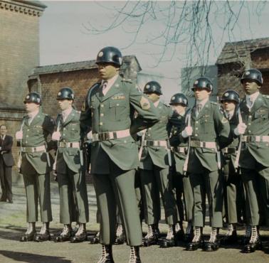 Amerykańscy strażnicy podczas musztry w więzieniu Spandau, Berlin, 1983