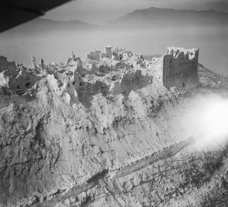 Opanowany przez Niemców, zbombardowany przez Aliantów i zdobyty przez Polaków klasztor na Monte Cassino, 1944