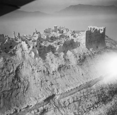 Opanowany przez Niemców, zbombardowany przez Aliantów i zdobyty przez Polaków klasztor na Monte Cassino, 1944