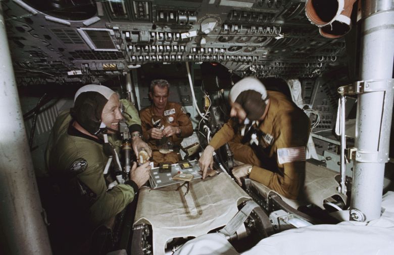 Astronauci Slayton, Stafford i Rosjanin Leonov podczas posiłku w module dowodzenia Apollo, Apollo-Sojuz, 1975