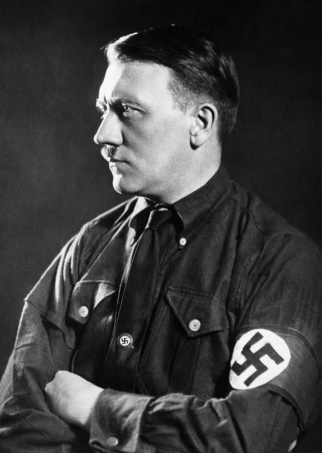 Adolf Hitler w 1934 r. zaraz po objęciu fotela kanclerza