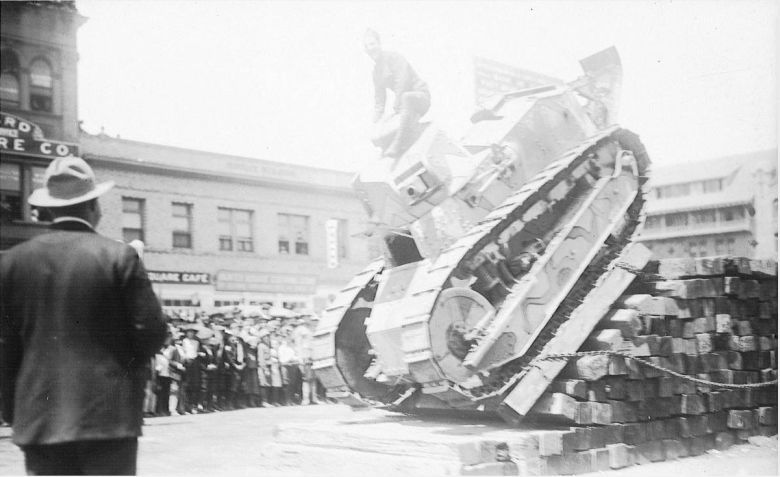 Demonstracja czołgu amerykańskiej firmy Caterpillar, Stockton, Kalifornia, 1918