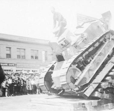 Demonstracja czołgu amerykańskiej firmy Caterpillar, Stockton, Kalifornia, 1918