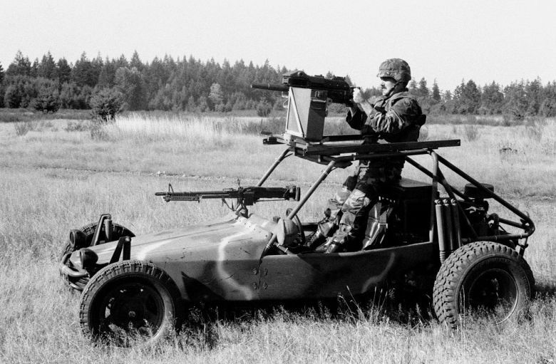 Amerykański prototypowy pojazd wojskowy wyposażony w karabin maszynowy M60 i granatnik Mark 19