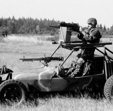 Amerykański prototypowy pojazd wojskowy wyposażony w karabin maszynowy M60 i granatnik Mark 19