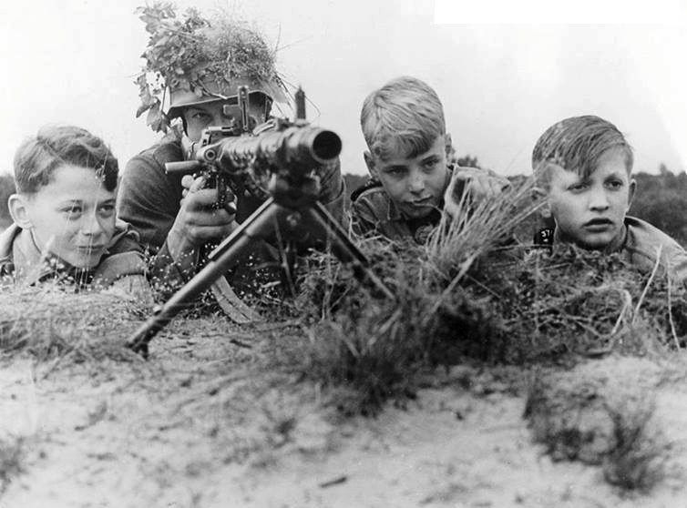 Ćwiczenia chłopców z Hitlerjugend z MG 34, czerwiec 1943