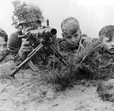 Ćwiczenia chłopców z Hitlerjugend z MG 34, czerwiec 1943 
