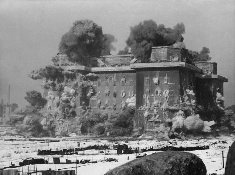 Zniszczenie jednej z wież obrony przeciwlotniczej (Flakturm) w Berlinie, 1948